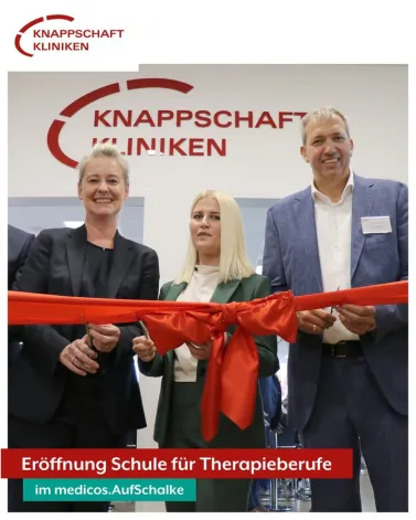 Wo Theorie auf Praxis trifft – und Sport auf Medizin!

Die neue Schule für Therapieberufe der Knappschaft Kliniken ist eröffnet.
Direkt am medicos.AufSchalke entsteht ein Ort, an dem zukünftige Physio- und Ergotherapeuten von Spitzensport, moderner Medizin und echter Teamarbeit lernen.
Ein starkes Projekt für Gelsenkirchen – und für die Zukunft der Gesundheitsberufe.

Daher waren auch prominente Redner unter den geladenen Gästen: 
- Andrea Henze, Gelsenkirchens Oberbürgermeisterin 
- Frank Baumann, Sportvorstand des FC Schalke 04
- Dr. Patrick Ingelfinger, Mannschaftsarzt und Leiter der medizinischen Abteilung des FC Schalke 04
- Nicolaus Philipp Hüssen, Geschäftsführer medicos.AufSchalke 

Wie wichtig diese Schule für den Nachwuchs im Verbund sowie für den Spitzensport ist, betonte neben Kristina Mundt, Gesamtschulleiterin der Schule für Therapieberufe auch Matthias Dieckerhoff, Geschäftsführer der Knappschaft Kliniken Akademie GmbH.
