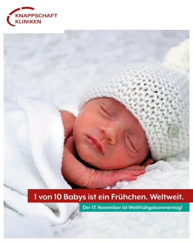 💜 💜 Heute ist Weltfrühgeborenentag und auch in diesem Jahr möchten wir auf das Thema Frühgeburt und die wertvolle Arbeit unserer Geburtshilfe, Neonatologie und Kinderklinik aufmerksam machen.

Am heutigen Tag wird unser Krankenhaus an der Josef-Albers-Straße lila beleuchtet, um auf die Bedürfnisse und Herausforderungen von Frühgeborenen und ihren Familien hinzuweisen. Außerdem bieten wir am Haupteingang einen Infostand an, an dem Sie alles über unsere Geburtsklinik, den Bereich Neonatologie und unser Engagement für eine babyfreundliche Betreuung erfahren können. 

Besonders stolz sind wir darauf, dass die Knappschaft Kliniken Marienhospital Bottrop als zertifiziertes Perinatalzentrum Level 3 höchste Standards in der Versorgung von Schwangeren mit erhöhtem Risiko sowie von Frühgeborenen ab der 32. Schwangerschaftswoche beziehungsweise einem Geburtsgewicht von mindestens 1.500 Gramm bieten. Dazu zählen auch Neugeborene mit schwerwiegenden oder vital bedrohlichen Erkrankungen, die eine intensive medizinische Betreuung benötigen. Hier sind unsere kleinsten Patienten in besten Händen – rund um die Uhr betreut von einem hochspezialisierten Team aus Ärzten und Pflegekräften. 👶💕

📢 Neuigkeiten aus der Geburtshilfe!
Dank einer Förderung vom Land werden wir uns auf den Weg machen, um als „Babyfreundliches Krankenhaus“ zertifiziert zu werden. Eine Initiative von WHO und UNICEF, die uns darin unterstützt, noch besser auf die Bedürfnisse von Müttern, Babys und Familien einzugehen. In einer babyfreundlichen Klinik stehen Bindungsförderung, gemeinsamer Raum zum Ankommen und eine fachkundige Stillbegleitung im Mittelpunkt. Die „Zehn Schritte“ zur Zertifizierung sind fest in unserem Plan verankert, und wir freuen uns darauf, mit Ihnen gemeinsam diesen wichtigen Schritt zu gehen!

Konkret bedeutet das:
• Mehr Zeit für Hautkontakt zwischen Mutter und Baby nach der Geburt
• Intensive Stillbegleitung durch unser geschultes Team
• Beratung und Unterstützung für werdende Eltern – ganz individuell und in einer offenen, vertrauensvollen Atmosphäre

Wir sind stolz darauf, Familien in dieser wichtigen Lebensphase zu begleiten.
