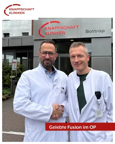 👩‍⚕️ Teamwork auf höchstem medizinischen Niveau! 👨‍⚕️

Chefarzt PD Dr. Daniel Schmitz (Unfallchirurgie an den Knappschaft Kliniken Marienhospital Bottrop) und Chefarzt Sascha Zink (Neurochirurgie, Knappschaft Kliniken Bottrop) haben erstmals gemeinsam eine Patientin operiert, die gleichzeitig neuro- und unfallchirurgische Expertise benötigte.

Um mehrere Narkosen, Zeit und belastende lange Transporte zu vermeiden, wurde der komplexe Eingriff – im Bereich des Kleinhirns und des Beckens – nach kurzer Vorbereitung direkt an den Knappschaft Kliniken Bottrop durchgeführt.
Bereits zwei Tage nach der OP konnte die Patientin zur weiteren Behandlung in die Knappschaft Kliniken Marienhospital Bottrop zurückverlegt werden. 👏

Ein herzliches Dankeschön auch an Prof. Dr. Hans-Christian Kolberg, Chefarzt unseres Brustkrebszentrums, der die Patientin eigentlich betreut und die fachübergreifende Zusammenarbeit initiiert hat.