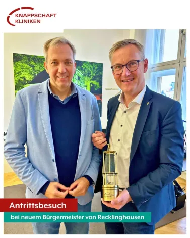 Eine Grubenlampe für den neuen Bürgermeister. 
Der Erste Hauptgeschäftsführer der Knappschaft Kliniken GmbH (CEO) Andreas Schlüter überreichte das Präsent jetzt im Rahmen eines Antrittsbesuchs an Axel Tschersich. 

Die Grubenlampe ist ein Symbol dafür, wie viele Berührungspunkte die Stadt Recklinghausen und auch die Knappschaft Kliniken mit dem Bergbau haben. Schlüter: „Heute ist Recklinghausen aber nicht nur Sitz des Krankenhauses, sondern auch der Knappschaft Kliniken GmbH. 

Dieser Verbund führender Krankenhäuser in Deutschland umfasst ein Netzwerk aus spezialisierten Einrichtungen mit einer ärztlichen Versorgung in allen medizinischen Fachbereichen.“ 

In insgesamt 13 Krankenhäusern und 3 Rehabilitationskliniken in NRW und dem Saarland versorgen über 15.000 Mitarbeiter rund 1 Mio. Patientinnen und Patienten – stationär wie ambulant. Insgesamt werden in den Einrichtungen des Verbundes über 1.900 junge Menschen ausgebildet. Recklinghausen, so Schlüter, ist und bleibe für den Verbund ein wichtiger Stützpunkt. 

<a href='https://www.facebook.com/watch/hashtag/knappschaftkliniken' target='_blank'>#knappschaftkliniken</a> <a href='https://www.facebook.com/watch/hashtag/klinikverbund' target='_blank'>#klinikverbund</a> <a href='https://www.facebook.com/watch/hashtag/kkliniken' target='_blank'>#kkliniken</a><a href='https://www.facebook.com/watch/hashtag/krankenhaus' target='_blank'>#krankenhaus</a> <a href='https://www.facebook.com/watch/hashtag/recklinghausen' target='_blank'>#recklinghausen</a> <a href='https://www.facebook.com/watch/hashtag/zukunftsorientiert' target='_blank'>#zukunftsorientiert</a> <a href='https://www.facebook.com/watch/hashtag/krankenhausstory' target='_blank'>#krankenhausstory</a> <a href='https://www.facebook.com/watch/hashtag/gesundheitsversorgung' target='_blank'>#gesundheitsversorgung</a> <a href='https://www.facebook.com/watch/hashtag/bergbaugeschichte' target='_blank'>#bergbaugeschichte</a> <a href='https://www.facebook.com/watch/hashtag/verbundderzukunft' target='_blank'>#verbundderzukunft</a>