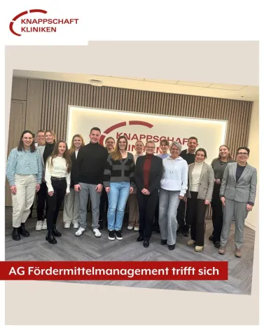 Einmal „Fördermittelmanagement hin und wieder zurück“ – so könnte auch die Überschrift der gemeinsamen Sitzung der AG Fördermittelmanagement und des KHZG-Teams lauten.

Von der Jahresbilanz, über Vorbereitungen für Förderprojektabschlüsse bis hin zu Perspektivprojekten - wie dem Fundraising – war alles dabei. Von der Bandbreite der Themen und Aufgaben zeigten sich auch die diesjährigen Management-Trainees beeindruckt, die erstmalig in die Welt des Forschungs- und Fördermittelmanagements abgetaucht sind. 

Die Sitzung war außerdem Startpunkt der Integration der AG „Innovationsmanagement“ in die AG „FöMi“. Zwischen beiden Bereichen gibt es unzählige fachliche und prozessuale Schnittstellen. So adressieren bspw. beide oft dieselben Zielgruppen oder besetzen ähnliche Themen. 

„Durch die Fusion wird nicht nur die Zusammenarbeit erleichtert, so Dr. Silke Mreyen (Leiterin des KKG-Geschäftsbereichs Forschungs- und Fördermittelmanagement), sondern wir können ganzheitlicher beraten und betreuen. Von der Idee, über den Förderantrag bis - im Idealfall - hin zur ersten Umsetzung.“ 

<a href='https://www.facebook.com/watch/hashtag/knappschaftkliniken' target='_blank'>#knappschaftkliniken</a> <a href='https://www.facebook.com/watch/hashtag/kkliniken' target='_blank'>#kkliniken</a> <a href='https://www.facebook.com/watch/hashtag/fördermittel' target='_blank'>#fördermittel</a> <a href='https://www.facebook.com/watch/hashtag/forschungsmittel' target='_blank'>#forschungsmittel</a> <a href='https://www.facebook.com/watch/hashtag/austausch' target='_blank'>#austausch</a> <a href='https://www.facebook.com/watch/hashtag/krankenhaus' target='_blank'>#krankenhaus</a> <a href='https://www.facebook.com/watch/hashtag/gesundheitsmanagement' target='_blank'>#gesundheitsmanagement</a> <a href='https://www.facebook.com/watch/hashtag/fundraising' target='_blank'>#fundraising</a> <a href='https://www.facebook.com/watch/hashtag/recklinghausen' target='_blank'>#recklinghausen</a>
