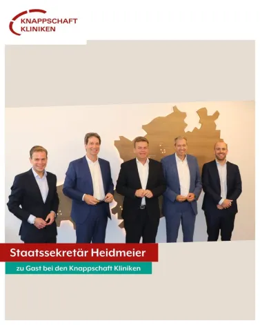 Welch besonderer Besuch!
Wir durften Staatssekretär Matthias Heidmeier (MAGS NRW) zu einem Arbeitsfrühstück in unserer Hauptgeschäftsführung begrüßen. ☕🥐

Im Austausch mit
👤 Andreas Schlüter, Erster Hauptgeschäftsführer (CEO) Knappschaft Kliniken GmbH
👤 Dr. Hans-Christian Atzpodien, Hauptgeschäftsführer (CCO) Knappschaft Kliniken GmbH
👤 Prof. Dr. Holger Holthusen, Medizinischer Direktor Knappschaft Kliniken GmbH
👤 Jonas Wintz, Hauptgeschäftsführer Knappschaft Kliniken Vest GmbH
ging es um zentrale Themen unserer aktuellen Gesundheitslandschaft:
🔹 Zukunft der Krankenhausstrukturen
🔹 Versorgungssicherheit in NRW
🔹 Fachkräftesituation
🔹 Digitalisierung & strategische Entwicklungen

„Wir schätzen den engen Austausch mit dem Ministerium sehr. Nur durch frühzeitige Abstimmung zwischen Praxis und Politik können wir die Gesundheitsversorgung in NRW langfristig leistungsfähig gestalten“, so Andreas Schlüter.

Wir sagen Danke für den offenen Dialog und die konstruktiven Impulse für die laufenden Reformprozesse!