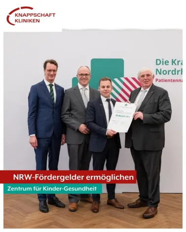NRW fördert Zentrum für Kinder-Gesundheit bei den Knappschaft Kliniken

Die Fördergelder machen es möglich: In Bottrop und Gelsenkirchen-Buer entstehen hochmoderne Kinderkliniken, die über eine übergreifende Organisation die besonderen Schwerpunkte und Spezialisierungen an den verschiedenen Standorten zusammenführt und so eine Rundum-Versorgung in den Knappschaft Kliniken in Bottrop und Gelsenkirchen möglich macht. Dies ist in der Form herausragend in der deutschen Krankenhausszene. Dazu haben die drei Krankenhäuser jetzt Förderbescheide in Höhe von insgesamt 65 Millionen Euro erhalten. „Die Knappschaft Kliniken entwickeln ihre Krankenhausstandorte kontinuierlich weiter, um den stetig wachsenden Anforderungen im Gesundheitswesen zu begegnen. Die Versorgung von Kindern und Jugendlichen liegt dem Verbund dabei ganz besonders am Herzen“, so Andreas Schlüter, Erster Hauptgeschäftsführer (CEO) der Knappschaft Kliniken GmbH.

Das Vorhaben ist nur mit immensen Investitionen möglich, die die Krankenhäuser allein nicht stemmen können. Umso mehr freuen sich Daniela Derscheid (Geschäftsführerin Knappschaft Kliniken Gelsenkirchen-Buer GmbH), Stefan Grave und Matthias Wagner (Geschäftsführer Knappschaft Kliniken Bottrop GmbH) sowie Dr. Silke Mreyen, Leiterin des Geschäftsbereich Forschungs- und Fördermittelmanagement der Knappschaft Kliniken GmbH über den Erhalt der Fördermittelbescheide. Diese wurden im Rahmen des landesweiten Förderprogramms zur Umsetzung der Krankenhausplanung Nordrhein-Westfalen jetzt in der Düsseldorfer Staatskanzlei NRW persönlich von NRW-Ministerpräsident Hendrik Wüst und Karl Laumann, Gesundheitsminister des Landes Nordrhein-Westfalen an die Geschäftsführungen der beiden Krankenhausträgergesellschaften überreicht. 

<a href='https://www.facebook.com/watch/hashtag/knappschaftkliniken' target='_blank'>#knappschaftkliniken</a> <a href='https://www.facebook.com/watch/hashtag/kinderklinik' target='_blank'>#kinderklinik</a> <a href='https://www.facebook.com/watch/hashtag/kinderundjugendmedizin' target='_blank'>#kinderundjugendmedizin</a> <a href='https://www.facebook.com/watch/hashtag/NRW-Fördergelder' target='_blank'>#NRW-Fördergelder</a>