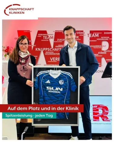 Netzwerkaustausch bei exklusivem Sponsorentreffen

Im Rahmen einer Partnerveranstaltung trafen sich heute ausgewählte Partner und Sponsoren des <a href='https://www.instagram.com/_u/s04/' target='_blank'>@s04</a> in Gelsenkirchen. Der Sponsorenworkshop fand in den Räumlichkeiten der Knappschaft Kliniken Gelsenkirchen Buer-GmbH statt.

Daniela Derscheid (Geschäftsführerin Knappschaft Kliniken Gelsenkirchen-Buer GmbH) begrüßte die Gäste des Sponsorentreffs und Matthias Tillmann, Vorstandsvorsitzender des FC Schalke 04, betonte die entscheidende Rolle der Knappschaft Kliniken bei der medizinischen Betreuung und Gesundheitsvorsorge der Spieler.
 
Bei der anschließenden Begehung des Klinikstandorts, als medizinischer Premium-Partner des FC Schalke 04, erhielten die Teilnehmer einen exklusiven Einblick hinter die Kulissen und konnten mehr über die medizinischen Schwerpunktthemen des Standorts erfahren.
 
So wie Königsblau für <a href='https://www.instagram.com/_u/s04/' target='_blank'>@s04</a> 04 steht, stehen die Knappschaft Kliniken für eine starke Partnerschaft, die den Erfolg des Vereins auf medizinischer Ebene unterstützt – für Gesundheit, Leistung und Wohlbefinden auf und neben dem Platz.

 
<a href='https://www.facebook.com/watch/hashtag/fcschalke04💙⚽️' target='_blank'>#fcschalke04💙⚽️</a> <a href='https://www.facebook.com/watch/hashtag/KnappschaftKliniken' target='_blank'>#KnappschaftKliniken</a> fußballverbindet