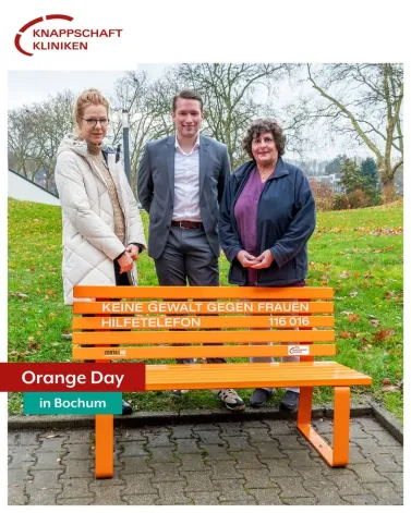 🧡 Orange the World – Wir setzen ein Zeichen gegen Gewalt an Frauen und Mädchen.

Am 25. November, dem Internationalen Tag gegen Gewalt an Frauen, stehen unsere orangenen Bänke dabei symbolisch für Solidarität, Mut und Hoffnung auf eine Zukunft frei von Gewalt.

Darauf nehmen Platz: unsere Gleichstellungsbeauftragten – stellvertretend für alle, die sich Tag für Tag für Respekt, Schutz und Gleichberechtigung in unserem Verbund der Knappschaft Kliniken und weltweit einsetzen. 

🚫 Gewalt hat keinen Platz in unserer Gesellschaft.
💬 Schweigen stärkt die Täter – Reden hilft den Betroffenen.
🧡 Setzen wir gemeinsam ein Zeichen für eine gewaltfreie Zukunft!

Jede Bank in unserem Verbund wurde durch unsere Spende finanziert – ein sichtbares Zeichen, das bleibt. Mit dieser Aktion unterstützen unsere Kliniken Knappschaft Kliniken Universitätsklinikum Bochum, Knappschaft Kliniken Bottrop GmbH, Knappschaft Kliniken Vest , Knappschaftsklinikum Saar,  Knappschaft Kliniken Gelsenkirchen-Buer und Knappschaft Kliniken Westfalen die weltweite Aktion „Orange the World“ von UN Women und die Initiative „Zonta says NO“.