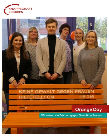 Anlässlich des gestrigen Orange Days haben wir mit besonderen Aktionen ein klares Zeichen gegen Gewalt an Frauen gesetzt. 

Unsere Gleichstellungsbeauftragten Stefanie Knipping und Anna Misiek haben spannende Veranstaltungen an beiden Krankenhausstandorten organisiert – unterstützt von tollen Partnern wie dem Frauenhaus Bottrop (Susanne Behrendt und Sylvia Rüdel), WenDo-Trainerin Carmen Uhlenbrock und der Gleichstellungsbeauftragten der Stadt Bottrop, Susanne Lehmann.

Im Mittelpunkt des Aktionstages stand eine symbolische Installation aus schwarzen Steinen, die an die Todesopfer von Gewalt und die erschreckend hohe Zahl der noch bevorstehenden Opfer erinnerte. Eine Darstellung, die zum Nachdenken anregte.

Besonders hervorzuheben war die Enthüllung der neuen „Orange Bank“, die nun dauerhaft auf dem Krankenhausgelände steht und als sichtbares Zeichen des Engagements für die Rechte von Frauen und gegen Gewalt fungiert. 

Weitere Highlights:
- Ein Glücksrad für die Mitarbeiterinnen mit tollen Sicherheitsprodukten wie Taschenalarmen und Schutzhaargummis gegen KO-Tropfen als Gewinne 
- Erfrischende Säfte in Orange unter dem Motto „Gemeinsam stark“ 
- WenDo-Schnupperstunden in Selbstverteidigungstechniken für mehr Selbstbewusstsein und Schutz für Frauen 

Der Orange Day erinnert uns jährlich daran, gewaltbetroffenen Frauen Gehör zu verschaffen und präventive Maßnahmen zu ergreifen.

<a href='https://www.instagram.com/explore/tags/orangeday/' target='_blank'>#orangeday</a> <a href='https://www.instagram.com/explore/tags/kkbottrop/' target='_blank'>#kkbottrop</a>