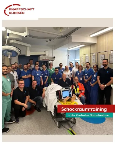 Am vergangenen Wochenende hat an den Knappschaft Kliniken Bottrop in der Zentralen Notaufnahme ein Schockraumtraining stattgefunden. 🚨

Über 20 Teilnehmende, darunter Ärzte aus Chirurgie, Neurochirurgie, Innere Medizin und Anästhesie, sowie Fachpflegekräfte aus der Zentralen Notaufnahme, der Anästhesie und der Intensivstation, haben den Ernstfall geprobt. 👨‍⚕👩‍⚕ Im sogenannten Schockraum werden in der Zentralen Notaufnahme lebensbedrohlich erkrankte oder schwerverletzte bzw. polytraumatisierte Patienten erstversorgt. 
Neben einem umfangreichen Theorieblock zum Schockraummanagement wurden im Team sechs verschiedene medizinische Notfälle an einem Dummy geübt. Den Abschluss bildete jeweils die Nachbesprechung mit detaillierter Videoanalyse. 

💬 „Ich bin begeistert von dem von Fall zu Fall sichtbaren Lernerfolg der Teilnehmer. Das Training hat mir gezeigt, dass auch lebensbedrohlich erkrankte und polytraumatisierte Patienten in unserer Notaufnahme bestens versorgt werden“, kommentierte Daniela Diesing, Leitende Ärztin der Zentralen Notaufnahme an der Osterfelder Straße.
🗨„Bei unserem diesjährigen interdisziplinären Schockraumtraining habe ich mich sehr über die Teilnahme von zwei Ärzte aus der Anästhesie des Standortes Marienhospital Bottrop gefreut. Das ist gelebte Fusion!“ so Dr. Celesnik, Chefarzt der Chirurgie.

<a href='https://www.instagram.com/explore/tags/schockraum/' target='_blank'>#schockraum</a> <a href='https://www.instagram.com/explore/tags/notaufnahme/' target='_blank'>#notaufnahme</a> <a href='https://www.instagram.com/explore/tags/zentralenotaufnahme/' target='_blank'>#zentralenotaufnahme</a> <a href='https://www.instagram.com/explore/tags/schockraumtraining/' target='_blank'>#schockraumtraining</a> <a href='https://www.instagram.com/explore/tags/knappschaftkliniken/' target='_blank'>#knappschaftkliniken</a> <a href='https://www.instagram.com/explore/tags/kkbottrop/' target='_blank'>#kkbottrop</a>