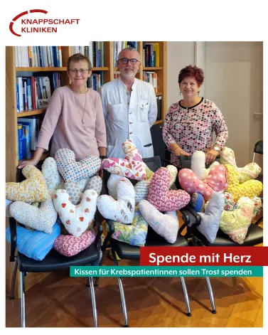 💖 Herzkissen für Trost und Unterstützung 💖

Eine wunderschöne Spende erreichte die Gynäkologie an den Knappschaft Kliniken Marienhospital Bottrop! Im Rahmen der Chilldays am 21.09.2025 fand in Zusammenarbeit mit den Powerfrauen Bottrop eine ganz besondere Mitmachaktion statt. ✂️🧵

Unter der Leitung von Sandra Molitor und Sonja Steffensen nähten engagierte Helferinnen rund 200 Herzkissen, die nun an verschiedene Einrichtungen, darunter auch an unsere Klinik, weitergegeben wurden. Diese Herzkissen sollen den Krebspatientinnen Trost spenden und sie auf ihrem Weg begleiten. 🌸

Prof. Dr. Kolberg, Chefarzt der Gynäkologie, nahm die Spende entgegen und sprach ein riesiges Dankeschön an alle aus, die mitgemacht und ihre Zeit und Energie in dieses wunderbare Projekt gesteckt haben! 

<a href='https://www.instagram.com/explore/tags/knappschaftklinikenbottrop/' target='_blank'>#knappschaftklinikenbottrop</a> <a href='https://www.instagram.com/explore/tags/Herzkissen/' target='_blank'>#Herzkissen</a> <a href='https://www.instagram.com/explore/tags/PowerfrauenBottrop/' target='_blank'>#PowerfrauenBottrop</a>