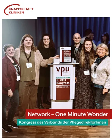 👏 Mit ihrer gemeinsamen Studie „Network – One Minute Wonder an RUB-Universitätskliniken" überzeugten die Pflegewissenschaftler*innen der Universitätskliniken der Ruhr-Universität Bochum auf dem 4. Kongress des Verbands der PflegedirektorInnen der Unikliniken in Berlin. Das Fachpublikum des Kongresses zeichnete die Pflegewissenschaftler*innen für die Vorstellung ihrer partizipativen Bildungsmethoden One Minute Wonder mit dem 2. Platz beim Posterpreis aus. 

🤓 One Minute Wonder sind Poster, die komprimierte Lernangebote dort anbieten, wo im Arbeitsalltag regelmäßig kurze Wartezeiten entstehen. Die One Minute Wonder sind in allen teilnehmenden Universitätskliniken der Ruhr-Universität Bochum implementiert und werden bereits seit 2018 kostenlos im One Minute Wonder-Netzwerk zur Verfügung gestellt.

💬 „Ich freue mich sehr über die Auszeichnung der akademisierten Pflege der RUB- Universitätskliniken und gratuliere Lea-Kristin Ladener herzlich! Diese Auszeichnung zeigt, wie wichtig universitäre Pflege für unser Haus und den gesamten Klinikverbund ist. Wir setzen uns kontinuierlich dafür ein, evidenzbasierte Theorie in den Praxisalltag zu integrieren und pflegerische Strukturen weiterzuentwickeln – immer mit dem Ziel, unseren Patientinnen und Patienten die bestmögliche Versorgung zu bieten. Die One Minute Wonder sind ein hervorragendes Beispiel für die Innovationskraft und das Engagement, das unsere Pflegeexpertinnen und -experten täglich in ihre Arbeit einbringen“, betont Christian Fehr, Pflegedirektor. 

🙋‍♀️ Aus unserem Haus ist unsere Pflegeexpertin Lea-Kristin Ladener Mitglied der Forschungsgruppe. Wir gratulieren herzlich zu dieser Auszeichnung! 

Die Pflegewissenschaftler*innen der Universitätskliniken der Ruhr-Universität Bochum (von links): Fiola Przybylski (Katholisches Klinikum Bochum), Christiane Olthoff (BG Universitätsklinikum Bergmannsheil), Franziska Wefer und Lars Krüger (Herz- und Diabeteszentrum NRW), Lea- Kristin Ladener (Knappschaft Kliniken Universitätsklinikum Bochum) sowie Nadia Wolfarth (St. Elisabeth Gruppe)

<a href='https://www.instagram.com/explore/tags/KnappschaftKliniken/' target='_blank'>#KnappschaftKliniken</a> <a href='https://www.instagram.com/explore/tags/Universitätsklinikum/' target='_blank'>#Universitätsklinikum</a> <a href='https://www.instagram.com/explore/tags/Bochum/' target='_blank'>#Bochum</a> <a href='https://www.instagram.com/explore/tags/UKRUB/' target='_blank'>#UKRUB</a> <a href='https://www.instagram.com/explore/tags/Pflege/' target='_blank'>#Pflege</a> <a href='https://www.instagram.com/explore/tags/OneMinuteWonder/' target='_blank'>#OneMinuteWonder</a>