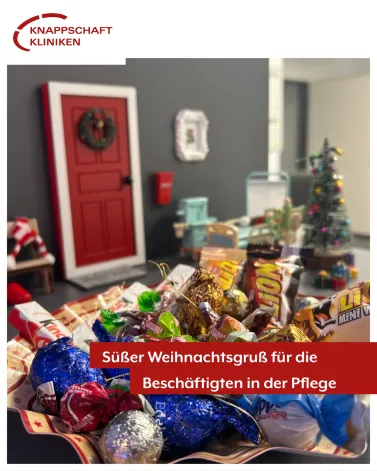 🎄✨ Eine kleine, süße Überraschung für unsere Pflegekräfte! ✨🎄

In dieser Woche war die Pflegedirektion an beiden Standorten unterwegs und hat weihnachtliche Aufmerksamkeiten an die Mitarbeitenden auf den Stationen verteilt. Unsere neue standortübergreifende Pflegedirektorin, Christina Ostermann, nutzte die Gelegenheit, um die Teams auf den Stationen persönlich kennenzulernen und sich für ihren Einsatz zu bedanken.

Wir sind dankbar für all das Engagement, das unsere Pflegekräfte tagtäglich leisten, und freuen uns, dass mit dieser kleinen Geste ein Stück Weihnachtsfreude verbreitet werden konnte.
