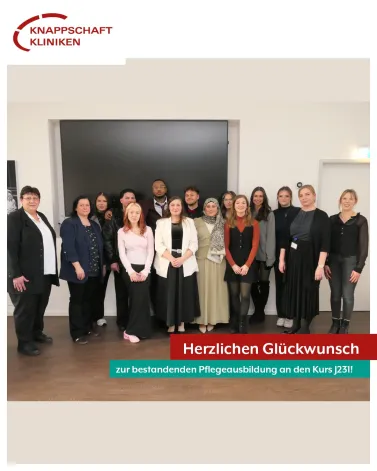 Wir gratulieren von ganzem Herzen den Absolventinnen und Absolventen des Kurses J231, die heute nach drei schweißtreibenden Jahren Ihre Zeugnisse als Pflegefachfrauen und und Pflegefachmänner entgegennehmen durften 🥳
Der Pflegekurs startete damals im Januar 2023 mit Auszubildenden aus dem KK Bottrop und den <a href='https://www.instagram.com/_u/kkgelsenkirchen_buer/' target='_blank'>@kkgelsenkirchen_buer</a> und hatte daher die Besonderheit, dass die Abschlussprüfungen nun in der Vorweihnachtszeit stattgefunden haben. Somit haben sich die 12 ehemaligen Azubis selbst ein ganz besonderes Geschenk machen dürfen ✨🎁
Wir freuen uns mit euch und sind besonders stolz, dass 9 Pflegefachkräfte dem KK Bottrop erhalten bleiben und auch die KK Gelsenkirchen-Buer eine der zwei Pflegefachfrauen weiterhin in ihrem Haus beschäftigen dürfen. 💐

<a href='https://www.instagram.com/explore/tags/pflegeausbildung/' target='_blank'>#pflegeausbildung</a> <a href='https://www.instagram.com/explore/tags/pflegefachkraft/' target='_blank'>#pflegefachkraft</a> <a href='https://www.instagram.com/explore/tags/examensfeier/' target='_blank'>#examensfeier</a> <a href='https://www.instagram.com/explore/tags/kkbottrop/' target='_blank'>#kkbottrop</a> <a href='https://www.instagram.com/explore/tags/kkgelsenkirchen/' target='_blank'>#kkgelsenkirchen</a> <a href='https://www.instagram.com/explore/tags/knappscha/' target='_blank'>#knappscha</a><a href='https://www.instagram.com/explore/tags/Knappschaft/' target='_blank'>#Knappschaft</a>