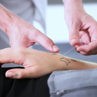 🏥😣 Die Hochschulambulanz der Klinik für Anästhesiologie, Intensivmedizin und Schmerztherapie richtet sich an Patient*innen mit akuten sowie chronischen Schmerzen. Das Team der Schmerztherapie stimmt die verschiedenen Behandlungsmethoden dabei individuellen auf die Bedürfnisse der Patient*innen ab, mit dem Ziel ihnen wieder Lebensqualität im Alltag zu geben. 

👉Mehr zu unseren Hochschulambulanzen gibt es über den Link in der Bio!

<a href='https://www.instagram.com/explore/tags/knappschaftkliniken/' target='_blank'>#knappschaftkliniken</a> <a href='https://www.instagram.com/explore/tags/universitätsklinikum/' target='_blank'>#universitätsklinikum</a> <a href='https://www.instagram.com/explore/tags/bochum/' target='_blank'>#bochum</a> <a href='https://www.instagram.com/explore/tags/schmerztherapie/' target='_blank'>#schmerztherapie</a> <a href='https://www.instagram.com/explore/tags/hochschulambulanz/' target='_blank'>#hochschulambulanz</a>