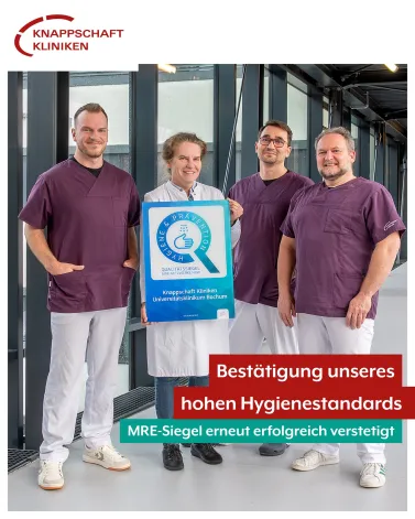 🏅 Die Knappschaft Kliniken Universitätsklinikum Bochum dürfen weiterhin das MRE-Siegel des Landeszentrums für Gesundheit NRW (LZG) führen. Dieses Qualitätssiegel bestätigt unseren besonders hohen Hygienestandard.

🦠 Im Rahmen umfassender Begehungen überprüft das LZG für das überregionale Siegel wichtige Bausteine zur Unterbrechung von Infektionsketten, darunter regelmäßige Fortbildungen des Personals, Compliance-Untersuchungen zum Hygieneplan, strukturierte Antibiotika (ABS)-Visiten sowie einen besonders sorgfältigen Umgang mit multiresistenten Erregern.

❤ Wir freuen uns sehr über diese erneute Auszeichnung, die unserem Haus einen sehr hohen Standard in der hygienischen Versorgung bescheinigt. Unser besonderer Dank gilt allen Mitarbeitenden, die mit großer Sorgfalt und hoher Patientenverantwortung täglich dazu beitragen.

<a href='https://www.instagram.com/explore/tags/knappschaftkliniken/' target='_blank'>#knappschaftkliniken</a> <a href='https://www.instagram.com/explore/tags/universitätsklinikum/' target='_blank'>#universitätsklinikum</a> <a href='https://www.instagram.com/explore/tags/bochum/' target='_blank'>#bochum</a> <a href='https://www.instagram.com/explore/tags/hygiene/' target='_blank'>#hygiene</a> <a href='https://www.instagram.com/explore/tags/mresiegel/' target='_blank'>#mresiegel</a>