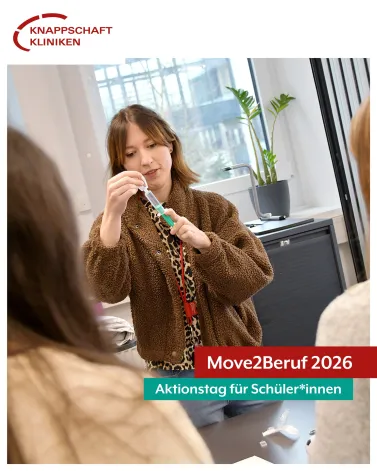 🏥 Beim Aktionstag „Move2Beruf“ hatten in dieser Woche Schüler*innen aus Bochum und Herne die Möglichkeit Unternehmen in den beiden Städten kennenzulernen und sich vor Ort über Ausbildungsmöglichkeiten zu informieren. Zusammen mit der <a href='https://www.instagram.com/_u/kk_akademie/' target='_blank'>@kk_akademie</a> haben unsere Praxisanleiter*innen für die Schüler*innen ein spannendes Programm auf die Beine gestellt, um unser Haus und unsere Pflegeschule kennenzulernen! 

🤓 An verschiedenen Stationen konnten die Schüler*innen ganz praktisch in unterschiedliche Bereiche unseres Krankenhauses wie Pflege, Intensivstation oder OP „reinschnuppern“. Auch zur schulischen Ausbildung gab es eine Menge Informationen, die die Schüler*innen gerne mitnahmen. Zur Stärkung gab es für alle eine Runde Popcorn, bevor es weiterging zu nächsten Station. 

🙌 Wir freuen uns, dass wir dabei waren und so viele interessierte Schüler*innen begrüßen durften!

<a href='https://www.instagram.com/explore/tags/knappschaftkliniken/' target='_blank'>#knappschaftkliniken</a> <a href='https://www.instagram.com/explore/tags/universitätsklinikum/' target='_blank'>#universitätsklinikum</a> <a href='https://www.instagram.com/explore/tags/bochum/' target='_blank'>#bochum</a> <a href='https://www.instagram.com/explore/tags/move2beruf/' target='_blank'>#move2beruf</a> <a href='https://www.instagram.com/explore/tags/ausbildung/' target='_blank'>#ausbildung</a> <a href='https://www.instagram.com/explore/tags/pflege/' target='_blank'>#pflege</a>