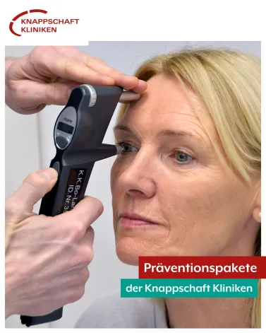 💪 Vorsorge ist ein wichtiges Instrument, um die eigene Gesundheit zu erhalten. Muskel-Skelett-, Atemwegs- und psychische Erkrankungen sorgen zusammen für fast die Hälfte aller Krankmeldungen. Gezielte Maßnahmen erkennen Belastungen frühzeitig und beugen Ausfällen vor.

🩺 Die Knappschaft-Kliniken-Präventionspakete setzen genau hier an und bieten passende Leistungen – ganz nach Bedarf. Ein ausführliches Anamnesegespräch, verschiedene Basisdiagnostiken sowie je nach Paket kardiologische, orthopädische und sportmedizinische Untersuchungen zeichnen ein detailliertes Bild des eigenen Gesundheitszustandes. 

⚽️ Im Rahmen unserer Partnerschaft mit dem VfL Bochum 1848 durften wir als Partner des Spieltags in der Hinrunde der Saison unsere Präventionspakete verlosen. Nun haben die ersten Gewinner*innen ihre Präventionspakete eingelöst und das Vorsorgeprogramm an unserem Standort durchlaufen. 

🙋‍♂️Die Präventionspakete richten sich an Privatpersonen, die gesundheitsbewusst durchs Leben gehen und in Ihre Vorsorge investieren möchten sowie an Unternehmen, die im Rahmen des betrieblichen Gesundheitsmanagements die Prävention ihrer Mitarbeitenden unterstützen möchten. 

👉 Mehr Informationen zu den Präventionsangeboten der Knappschaft Kliniken gibt es unter www.knappschaft-kliniken.de/card. 

<a href='https://www.instagram.com/explore/tags/knappschaftkliniken/' target='_blank'>#knappschaftkliniken</a> <a href='https://www.instagram.com/explore/tags/universitätsklinikum/' target='_blank'>#universitätsklinikum</a> <a href='https://www.instagram.com/explore/tags/bochum/' target='_blank'>#bochum</a> <a href='https://www.instagram.com/explore/tags/prävention/' target='_blank'>#prävention</a> <a href='https://www.instagram.com/explore/tags/präventionspakete/' target='_blank'>#präventionspakete</a> <a href='https://www.instagram.com/explore/tags/knappschaftklinikencard/' target='_blank'>#knappschaftklinikencard</a>