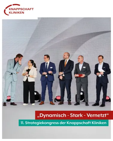 🤝 Unter dem Motto „Dynamisch - Stark - Vernetzt“ haben sich letzte Woche Entscheider aus Management, Pflege und ärztlichem Dienst beim 11. Strategiekongress der Knappschaft Kliniken <a href='https://www.instagram.com/_u/kkliniken/' target='_blank'>@kkliniken</a>  und Reha-Kliniken der DRV KBS getroffen. 

💡Im Format „acht mal zehn – Best Practice und Exzellenz im Verbund“ wurden Projekte aus dem Klinikverbund vorgestellt, die Innovationen aus Medizin, Forschung und Versorgung zeigten. Aus unserem Haus präsentierte Univ.-Prof. Dr. Ali Canbay das Thema „Sichtbarkeit durch translationale Forschung“, Christian Fehr stellte als Pflegedirektor der Knappschaft Kliniken Universitätsklinikum Bochum GmbH und der Knappschaft Kliniken GmbH das Projekt „Intensivcampus – Exzellenz im strukturierten Onboarding und in der Ausbildung für die ICU“ vor. Als dritten Beitrag aus unserem Haus sprach Priv.-Doz. Dr. Hartmuth Nowak, Leiter des Zentrums für Künstliche Intelligenz, Medizininformatik und Datenwissenschaften (ZKIMED) über das Projekt „Einfach. Mehr. Zeit.“ Und zeigte, wie Künstliche Intelligenz Prozesse unterstützt und neue Möglichkeiten im Klinikalltag schaffe, beispielsweise den automatisierten Arztbrief. 

🌍 Ein wichtiges Thema auf dem diesjährigen Strategiekongress war auch die globale Vernetzung. Dazu sprachen unter anderem Dr. Hans Christian Atzpodien, Geschäftsführer der Knappschaft Kliniken Universitätsklinikum Bochum und Hauptgeschäftsführer der Knappschaft Kliniken GmbH, Prof. Dr. Holger Holthusen, Medizinischer Vorstand der Knappschaft Kliniken Universitätsklinikum Bochum GmbH und Medizinsicher Direktor der Knappschaft Kliniken GmbH, und Univ.-Prof. Dr. Andreas Schnitzbauer, Direktor der Klinik für Chirurgie in unserem Haus, in verschiedenen Talkrunden mit anderen Vertreter*innen aus dem Verbund darüber, wie wichtig internationaler Austausch für die Weiterentwicklung unseres Gesundheitswesens ist.

<a href='https://www.instagram.com/explore/tags/knappschaftkliniken/' target='_blank'>#knappschaftkliniken</a> <a href='https://www.instagram.com/explore/tags/universitätsklinikum/' target='_blank'>#universitätsklinikum</a> <a href='https://www.instagram.com/explore/tags/bochum/' target='_blank'>#bochum</a> <a href='https://www.instagram.com/explore/tags/strategiekongress/' target='_blank'>#strategiekongress</a> <a href='https://www.instagram.com/explore/tags/gesundheitswesen/' target='_blank'>#gesundheitswesen</a> <a href='https://www.instagram.com/explore/tags/krankenhausverbund/' target='_blank'>#krankenhausverbund</a>