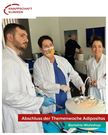 8. Hands-On Workshop Bariatrie 

Der laparoskopische Schlauchmagen und der Bypass zählen weltweit zu den häufigsten Standardoperationen in der Adipositas- und metabolischen Chirurgie.

In unserem innovativen Kursformat – speziell für junge bariatrische Chirurginnen und Chirurgen – gaben unsere Experten zum Abschluss unserer Themenwoche Adipositas ein aktuelles Update zur Adipositaschirurgie und vermittelten wertvolle Tipps & Tricks aus der Praxis. Ein besonderes Highlight war die Hospitation bei einer Live-Operation mit dem daVinci-Roboter.

Im Anschluss konnten alle Teilnehmenden selbst aktiv werden und beide OP-Verfahren an Schweinemodellen im POP-Trainer mit modernster 4K-Laparoskopie-Technik durchführen.