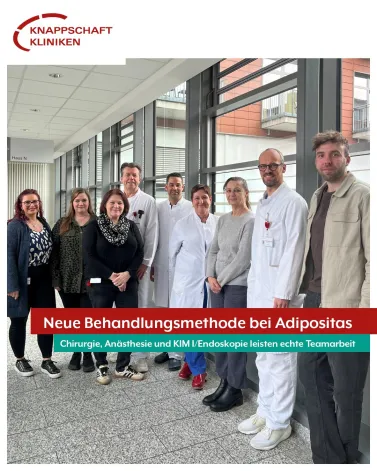 ☝️Neue Behandlungsmethode bei Adipositas mit vielen Vorteilen für Patienten!

Die bariatrische Chirurgie ist eine sehr effektive Therapie für Menschen mit schwerer Adipositas und führt meist zu einer nachhaltigen Gewichtsreduktion.  Bei manchen bariatrischen Operationen wie der Roux-Y Magenbypass-OP können nach Jahren in Einzelfällen postbariatrische Probleme wie ein Dumping-Syndrom und Gewichtszunahme auftreten. Oberärztin und Adipositaschirurgin Heike Gollannek und Chefarzt PD Dr. Thorsten Brechmann (Chefarzt der KIM I) haben nun erstmalig mit der Endoskopie und dem Anästhesieteam gleich vier Patienten mit dem modernen Endobariatrischen Revisionsverfahren (TORe) behandelt. Das Verfahren erfolgt vollständig endoskopisch, d. h. über den Mund, ohne äußere Schnitte und ohne erneute Operation.  Bei dem Eingriff wird die erweiterte gastrojejunale Anastomose verkleinert, also die Verbindung zwischen dem verkleinerten Magen Pouch und dem Dünndarm nach Roux-Y-Bypass, und zwar durch ein spezielles endoskopisches Nahtsystem.  Begleitet wurden die ersten Eingriffe dieser Art in unserem Hause durch Dr. Christine Stier, die weltweit als anerkannte Expertin für diese Technik gilt. 

Vorteile für Patienten:
👉  der Nahrungsdurchtritt wird wieder verlangsamt
👉  das Sättigungsgefühl bzw. Druckgefühl tritt früher ein
👉  Symptome des Dumpingsyndroms werden beseitigt oder erheblich reduziert
👉  Eine erneute Gewichtsstabilisierung oder Gewichtsabnahme wird unterstützt
👉  Interdisziplinäre kurzstationäre Behandlung

Mit dieser neuen Therapieoption haben wir in den Knappschaft Kliniken Bottrop eine wirksame und langlebige Behandlungsmöglichkeit des postbariatrischen Dumping-Syndroms und der Gewichtszunahme nach Roux-Y-Bypass. „Das neu etablierte high-end Endoskopische Verfahren lässt uns Adipositaschirurgen noch näher mit unseren Gastroenterologen zusammenrücken. Das ist gelebte Teamarbeit!“, kommentiert Dr. Jörg Celesnik, Chefarzt und Leiter des Adipositaszentrums an den Knappschaft Kliniken Bottrop. 
Wir gratulieren dem ganzen Team zur erfolgreichen neuen Behandlungsmethode🥳!

<a href='https://www.instagram.com/explore/tags/kkbottrop/' target='_blank'>#kkbottrop</a> <a href='https://www.instagram.com/explore/tags/knappschaftkliniken/' target='_blank'>#knappschaftkliniken</a> <a href='https://www.instagram.com/explore/tags/adipositaschirurgie/' target='_blank'>#adipositaschirurgie</a>