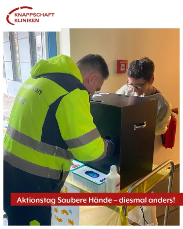 Jährlich am 5. Mai findet der Internationale Tag der Händehygiene statt. Dabei steht das Datum (5.5.) für die fünf Finger an jeder Hand. 

In diesem Jahr stand unser Aktionstag ganz im Zeichen einer besonderen Zielgruppe. Erstmals haben wir gezielt die Mitarbeitenden der Krankentransportdienste in den Fokus genommen. 🚑

Warum? Sie sind täglich im engen Kontakt mit Patientinnen und Patienten und leisten einen wichtigen Beitrag zur Infektionsprävention.

Neben kompakten Infos rund um die Händehygiene konnten die Teilnehmenden ihre Desinfektions-Routine direkt praktisch überprüfen: in unserer „Blackbox“ wurde sichtbar, wie gründlich die Händedesinfektion wirklich durchgeführt wird. 🔍

Die Aktion brachte einige Aha-Momente und wertvolle Erkenntnisse und hoffentlich zukünftig ein noch stärkeres Bewusstsein für die Bedeutung sauberer Hände im Klinikalltag.

Diese besondere Aktion ist in Zusammenarbeit mit dem Bottroper Netzwerk „Bottrop gegen Infektionen“ (BOGINET) entstanden. Auch andere Pflege- und Gesundheitseinrichtungen des Netzwerks haben sich auf unterschiedliche Weise beteiligt. – vielen Dank für die tolle Kooperation! 🤝

Ein besonderes Highlight des Tages war das Interesse vom WDR, der bei uns einen Beitrag für die Lokalzeit Ruhr gedreht hat. 📺

Vielen Dank an alle, die mitgemacht haben! 

<a href='https://www.instagram.com/explore/tags/aktionstagsauberehände/' target='_blank'>#aktionstagsauberehände</a> <a href='https://www.instagram.com/explore/tags/händehygiene/' target='_blank'>#händehygiene</a>