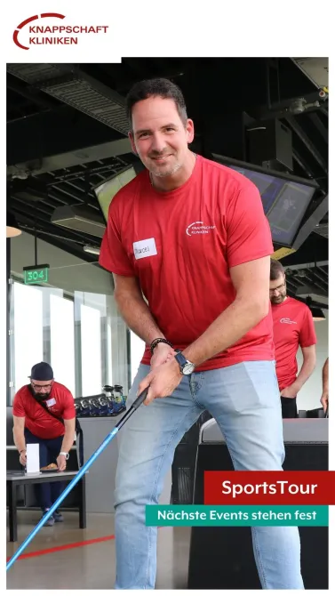 Die SportsTour 2026 nimmt weiter Fahrt auf – und der nächste Stopp wartet schon auf unsere Mitarbeitenden!
Am 08. Juni wird es in der PadelCity Recklinghausen sportlich, laut und voller Teamspirit: Gemeinsam mit den Knappschaft Kliniken Vest geht die SportsTour in die nächste Runde! 🎾💥
Schon jetzt ist klar: Die Stimmung bei unseren Events ist einfach einzigartig. Ob gemeinsame Matches, Anfeuern am Spielfeldrand oder das Feiern nach dem Wettkampf – genau diese Momente machen die SportsTour so besonders. 💛
Wie viel Spaß wir bereits zusammen hatten? Das zeigt auch unser Reel vom TOPGOLF-Event in Oberhausen: gute Laune, ehrgeizige Duelle und ganz viel gemeinsames Lachen. Und genau so geht es weiter! 🙌
Wir freuen uns schon jetzt auf die kommenden Highlights:
☀️ Sommer-Mehrkampf am 09. Juli
🏓 Tischtennisturnier am 15. September.
⚽ Und ein echtes Highlight im Herbst: Im Oktober erwartet euch ein exklusives Kicker-Event im Deutschen Fußballmuseum!
Egal ob sportlich aktiv oder als Support-Team – bei der SportsTour der Knappschaft Kliniken zählt vor allem das gemeinsame Erlebnis.
 
<a href='https://www.instagram.com/explore/tags/SportsTour2026/' target='_blank'>#SportsTour2026</a> <a href='https://www.instagram.com/explore/tags/TeamSpirit/' target='_blank'>#TeamSpirit</a> <a href='https://www.instagram.com/explore/tags/GemeinsamStark/' target='_blank'>#GemeinsamStark</a> <a href='https://www.instagram.com/explore/tags/KnappschaftKliniken/' target='_blank'>#KnappschaftKliniken</a> <a href='https://www.instagram.com/explore/tags/SportVerbindet/' target='_blank'>#SportVerbindet</a>