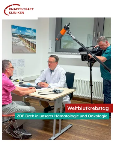 🩸 Alle 12 Minuten erhält in Deutschland ein Mensch die Diagnose Blutkrebs. Für viele Patient*innen ist eine Blutstammzellenspende die einzige Überlebenschance.

🎬 Anlässlich des heutigen Weltblutkrebstags hat das ZDF unsere Hämatologie, Onkologie, Stammzelltransplantation und Zelltherapie besucht. Der Beitrag ist in den heute-Nachrichten zu sehen. 

🗨️ „Die Chancen einen geeigneten Spender sind mittlerweile gut. Anders als bei Herz-, Leber- und Nierentransplantation müssen Patient*innen nicht lebenslang Medikamente einnehmen, um das Immunsystem zu kontrollieren. Nach durchschnittlich drei Monaten toleriert das übertragene Spenderimmunsystem die Organe des Patienten“, erklärt Prof. Dr. Roland Schroers, Chefarzt unserer Hämatologie und Onkologie. 

😷 Bevor es zu einer Stammzelltransplantation kommen kann, muss das Immunsystem mithilfe einer Chemotherapie heruntergefahren werden. Während dieser Immunsuppression werden Patient*innen auf einer Isolierstation untergebracht, da der Körper zwischenzeitlich infektionsgefährdet ist. Auf unserer Stammzell-Station werden Patient*innen genau so auf die Transplantation vorbereitet. 

📖 Jürgen Frech bekam 2024 die Diagnose Akute myeloische Leukämie und erhielt in unserer Klinik eine erfolgreiche Blutstammzelltransplantation. Darüber spricht er zusammen mit Prof. Schroers im Interview mit der Frankfurter Allgemeinen Zeitung. „Die Krankheit ist allgegenwärtig, viele Menschen bekommen im Laufe ihres Lebens eine Krebsform“, sagt Frech. Über seine Erkrankung hat er auch ein Buch geschrieben, das Mutmacher für andere Patient*innen und Angehörige sein soll.