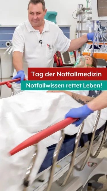 🚨 Jede Sekunde zählt – und manchmal entscheidet sie über Leben und Tod. Bei uns in den Knappschaft Kliniken sind unsere Notfallteams an allen Standorten rund um die Uhr für Menschen in Not bereit. Am heutigen Tag der Notfallmedizin möchten wir auf die Wichtigkeit von Ersthelfern aufmerksam machen.

➡️ Wenn jemand plötzlich zusammenbricht, kann ein Handgriff den Unterschied machen. Für eine Reanimation muss 100–120 Mal pro Minute auf den Brustkorb gedrückt werden – jede Minute zählt.
➡️ Bei Bewusstlosigkeit: Seitenlage anwenden und Atemwege freihalten.
➡️ Brustschmerzen oder Schlaganfall-Anzeichen? Nicht zögern – sofort die 112 anrufen.
➡️ Wissen rettet Leben. Deshalb teilen wir diese Tipps: Sie könnten eines Tages auch für Dich entscheidend sein.

Wir von den Knappschaft Kliniken bieten Notfallmedizin für in Not geratene Menschen, an jedem unserer Standorte, jederzeit.

<a href='https://www.instagram.com/explore/tags/Lebensretten/' target='_blank'>#Lebensretten</a> <a href='https://www.instagram.com/explore/tags/Notfalltipps/' target='_blank'>#Notfalltipps</a> <a href='https://www.instagram.com/explore/tags/TagDerNotfallmedizin/' target='_blank'>#TagDerNotfallmedizin</a> <a href='https://www.instagram.com/explore/tags/KnappschaftKliniken/' target='_blank'>#KnappschaftKliniken</a> <a href='https://www.instagram.com/explore/tags/ZNA/' target='_blank'>#ZNA</a> Kkliniken