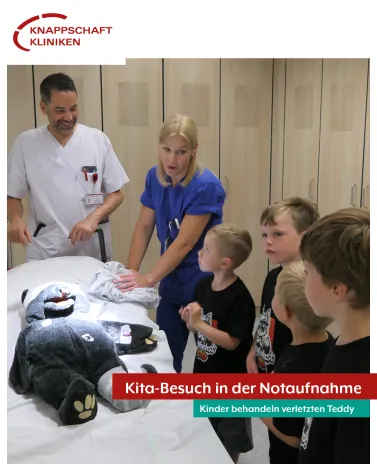 Aufregender Ausflug für die Kinder des Familienzentrums Heilige Familie Grafenwald: 
Gemeinsam besuchten sie die Notaufnahme der Knappschaft Kliniken Bottrop. 
Dort wartete bereits ein besonderer Patient auf Hilfe – Teddy Fridolin! 🧸Er hatte sich bei einem Sturz an Kopf und Fuß verletzt.
 
Zum Glück wurde Fridolin schnell versorgt und dank der tatkräftigen Unterstützung der Kinder ging es ihm schon bald wieder viel besser. Die kleinen Besucher konnten hautnah erleben, wie in einer Notaufnahme 🏥 gearbeitet wird. Besonders spannend war für sie zu sehen, wie Röntgenaufnahmen gemacht werden und wie Fridolin anschließend einen Verband bekam. 
 
Ein herzliches Dankeschön an Dr. Pal, Leitender Oberarzt der Chirurgie, und Christina Grabosch, Pflegekraft in der Notaufnahme. Mit viel Geduld und kindgerechten Erklärungen nahmen sie die Kinder mit in den Krankenhausalltag und beantworteten ihre neugierigen Fragen.
 
Es war ein lehrreicher Tag voller spannender Eindrücke, der den Kindern auf spielerische Weise die Angst vor dem Krankenhaus nehmen konnte. 😊
 
<a href='https://www.instagram.com/explore/tags/KKBottrop/' target='_blank'>#KKBottrop</a> <a href='https://www.instagram.com/explore/tags/Notaufnahme/' target='_blank'>#Notaufnahme</a> <a href='https://www.instagram.com/explore/tags/KindergartenHeiligeFamilie/' target='_blank'>#KindergartenHeiligeFamilie</a> <a href='https://www.instagram.com/explore/tags/Grafenwald/' target='_blank'>#Grafenwald</a> <a href='https://www.instagram.com/explore/tags/KrankenhausAlltag/' target='_blank'>#KrankenhausAlltag</a> <a href='https://www.instagram.com/explore/tags/GesundheitVerstehen/' target='_blank'>#GesundheitVerstehen</a> <a href='https://www.instagram.com/explore/tags/KinderEntdecken/' target='_blank'>#KinderEntdecken</a> <a href='https://www.instagram.com/explore/tags/Bottrop/' target='_blank'>#Bottrop</a>