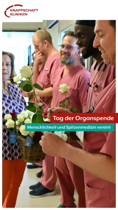 🌹 Anlässlich des Tags der Organspende haben transplantierte Patient*innen gemeinsam mit dem <a href='https://www.instagram.com/_u/netzwerk_organspende_nrw/' target='_blank'>@netzwerk_organspende_nrw</a> in der letzten Woche Rosen an unsere Mitarbeitenden überreicht. Eine bewegende Geste, die zeigt: Hinter jeder Organspende stehen Menschen, Schicksale und neue Lebensperspektiven.

❤️ Organspende bedeutet Hoffnung für schwerkranke Menschen – und gleichzeitig Verantwortung, Empathie und höchste Professionalität für alle Beteiligten.

An den Knappschaft Kliniken Universitätsklinikum Bochum verbinden wir genau das: Menschlichkeit und Spitzenmedizin:
💪 23 Pankreastransplantationen im Jahr 2025 – erneut die höchste Anzahl aller Transplantationszentren in Deutschland
🏥 74 Nierentransplantationen im Jahr 2025 – Top-5-Platzierung bundesweit
🧑‍⚕️ Einsatz minimalinvasiver und robotischer Verfahren bei Lebendnierenspenden

❗️Jede Entscheidung für die Organspende kann Leben verändern. Deshalb nutzen wir den heutigen Tag, um Danke zu sagen, aufzuklären und Hoffnung sichtbar zu machen.