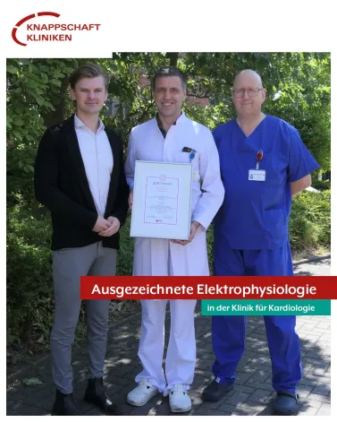 Neuigkeiten aus der Kardiologie 💛: Elektrophysiologie wurde durch Fachgesellschaft ausgezeichnet

Neben der bereits bestehenden Anerkennung als Stätte der Zusatzqualifikation spezielle Rhythmologie für den Teilbereich „Herzrhythmusimplantate“ wurde nun auch der Teilbereich „Invasive Elektrophysiologie“ von der Deutschen Gesellschaft für Kardiologie (DGK) zertifiziert.

Die Auszeichnung🏅 bestätigt die besondere Qualität der medizinischen Versorgung in diesem Bereich, die durch hohe Fallzahlen und die kontinuierliche Präsenz zertifizierter Experten untermauert wird.

Der Schwerpunkt der "Invasiven Elektrophysiologie" liegt auf der präzisen Diagnostik mittels invasiver elektrophysiologischer Untersuchungen direkt am Herzen. Zum Leistungsspektrum gehören moderne Katheterablationen – hier werden die Bereiche im Herzen, die einen zu schnellen Herzschlag verursachen, gezielt ausgeschaltet – sowie komplexe Eingriffe bei Vorhofflimmern und gefährlichen Herzrhythmusstörungen.

Die Eingriffe werden an modernen Messplätzen unter Einsatz innovativer 3D-Mapping-Systeme durchgeführt, um eine maximale Präzision und Patientensicherheit zu gewährleisten.

Wir gratulieren und wünschen weiterhin viel Erfolg! 👏