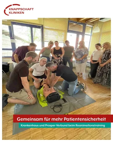 🚑 Gemeinsam Leben retten!
Praxis trifft Klinik: Bei einer gemeinsamen Fortbildung der Knappschaft Kliniken Bottrop und der Arztpraxen des Prosper-Verbundes stand die kardiopulmonale Reanimation (Basic Life Support) im Mittelpunkt.
Nach einem kurzen Theorieteil zum aktuellen Reanimationsalgorithmus hieß es vor allem: Hands-on statt Zuhören! 💪
An verschiedenen Trainingsstationen wurde die Herzdruckmassage intensiv geübt – erstmals auch an einem weiblichen Reanimationsdummy. Ein wichtiger Schritt für ein noch realitätsnäheres Training und mehr Aufmerksamkeit für geschlechterspezifische Aspekte in der Notfallversorgung.
Besonders wertvoll: der offene Austausch zwischen Klinik und Praxen – partnerschaftlich, praxisnah und auf Augenhöhe.
Bis Ende des Jahres werden insgesamt 19 Bottroper Arztpraxen an der Fortbildungsreihe teilnehmen.
<a href='https://www.instagram.com/explore/tags/Reanimation/' target='_blank'>#Reanimation</a> <a href='https://www.instagram.com/explore/tags/BLS/' target='_blank'>#BLS</a> <a href='https://www.instagram.com/explore/tags/Notfallmedizin/' target='_blank'>#Notfallmedizin</a> <a href='https://www.instagram.com/explore/tags/ProsperVerbund/' target='_blank'>#ProsperVerbund</a> <a href='https://www.instagram.com/explore/tags/KnappschaftKlinikenBottrop/' target='_blank'>#KnappschaftKlinikenBottrop</a> <a href='https://www.instagram.com/explore/tags/knappschaftkliniken/' target='_blank'>#knappschaftkliniken</a>