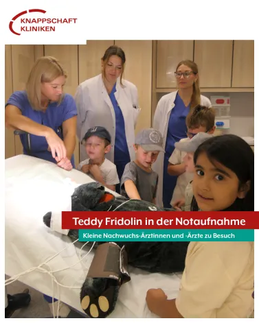 🧸❤️ Heute war im Krankenhaus ganz schön was los!
20 neugierige Kinder der Evangelischen Kita Grafenwald haben die Knappschaft Kliniken an der Osterfelder Straße besucht – und natürlich durfte auch ein ganz besonderer Patient nicht fehlen: Teddy Fridolin! 🩺 Zum Glück waren die kleinen Nachwuchs-Ärztinnen und -Ärzte sofort zur Stelle und haben ihn liebevoll mit Hilfe des  Behandlungsteams der Notaufnahme untersucht.
Anschließend ging es auf Entdeckungstour durch das Krankenhaus. Bei der Besichtigung verschiedener Abteilungen konnten die Kinder erleben, dass hinter den vielen Türen vor allem Menschen arbeiten, die anderen helfen.
Mit ganz viel Lachen, Staunen und Mitmachen konnten wir zeigen: Ein Krankenhaus muss gar kein Ort sein, vor dem man Angst haben muss. Vielleicht kommt der ein oder andere kleine Gast ja irgendwann mit einem Lächeln statt mit Bauchkribbeln wieder zu uns. 💙
Vielen Dank für euren fröhlichen Besuch – ihr wart großartig! 🌟

<a href='https://www.instagram.com/explore/tags/Kkbottrop/' target='_blank'>#Kkbottrop</a> <a href='https://www.instagram.com/explore/tags/evangelischeKitaGrafenwald/' target='_blank'>#evangelischeKitaGrafenwald</a>